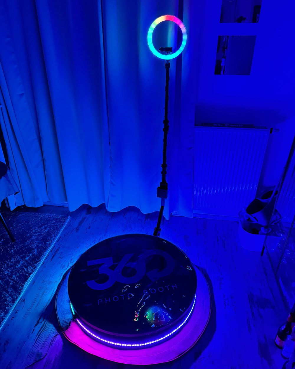Die 360°-Fotobox mit Ringlicht und LED-Bodenring im Einsatz
